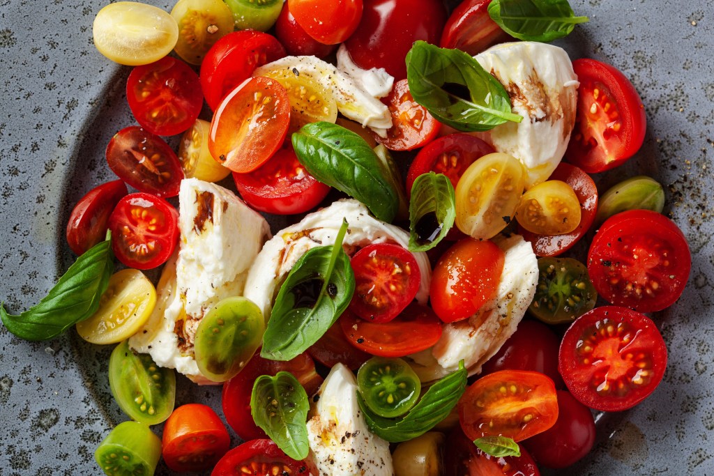 Heirloom Tomato Mozzarella Basil Salad | A Perfect Summer Plate 🌿 ...